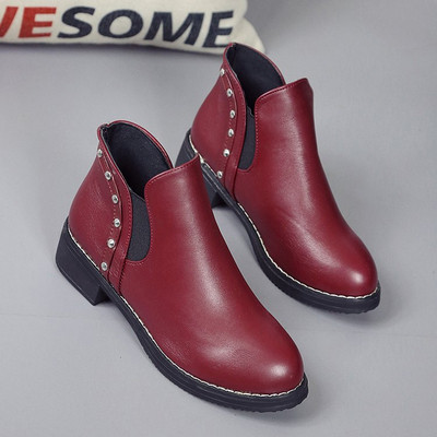 Κομψές γυναικείες δερμάτινες μπότες με μεταλλικά στοιχεία σε τέσσερα χρώματα