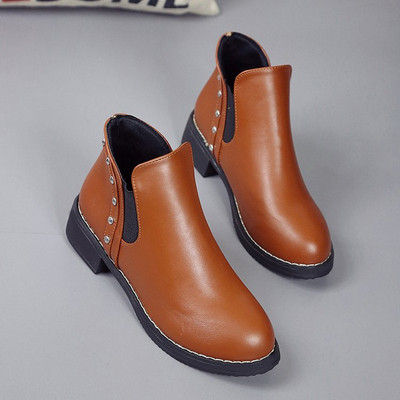 Κομψές γυναικείες δερμάτινες μπότες με μεταλλικά στοιχεία σε τέσσερα χρώματα