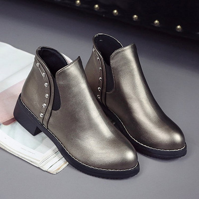 Κομψές γυναικείες δερμάτινες μπότες με μεταλλικά στοιχεία σε τέσσερα χρώματα