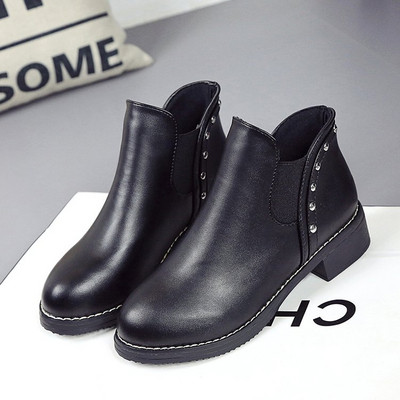 Κομψές γυναικείες δερμάτινες μπότες με μεταλλικά στοιχεία σε τέσσερα χρώματα