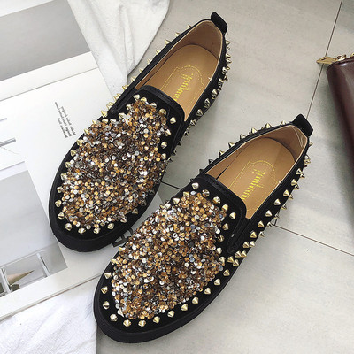 Modern női mokaszinok, fém elemekkel, fekete és piros színben