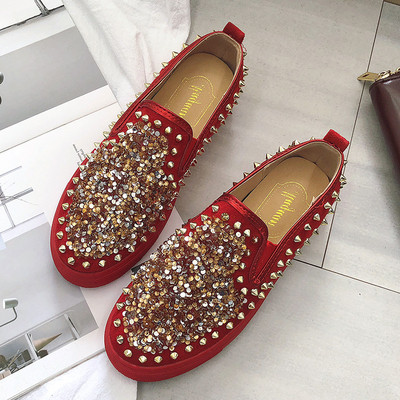 Modern női mokaszinok, fém elemekkel, fekete és piros színben