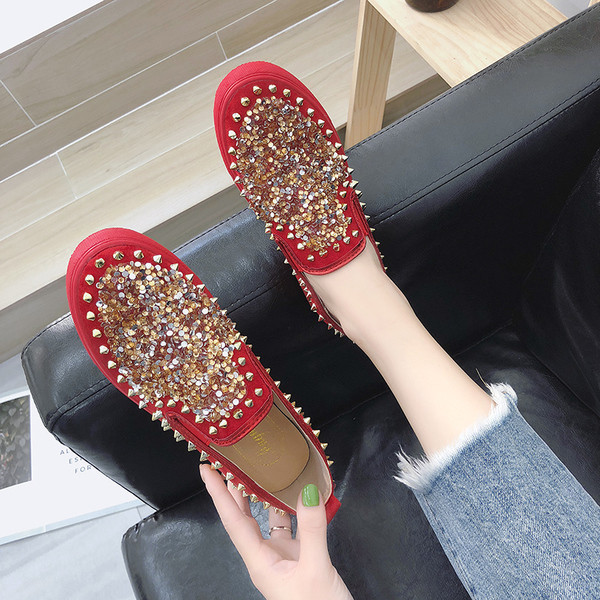 Modern női mokaszinok, fém elemekkel, fekete és piros színben