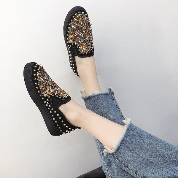 Modern női mokaszinok, fém elemekkel, fekete és piros színben