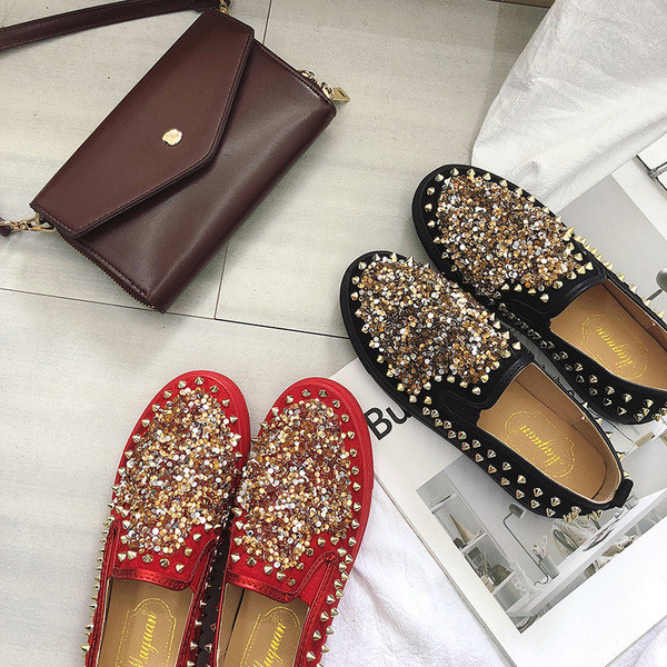 Modern női mokaszinok, fém elemekkel, fekete és piros színben