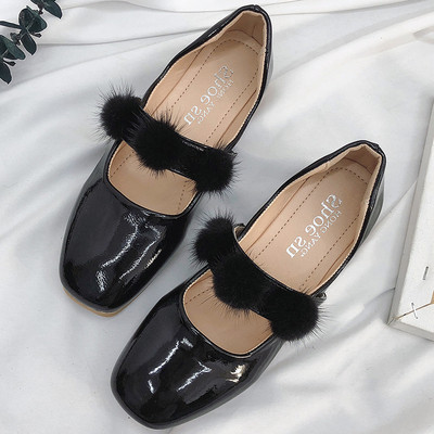 Lakkozott női mokaszinok pehelyekkel, három színben