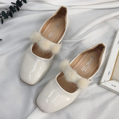 Lakkozott női mokaszinok pehelyekkel, három színben