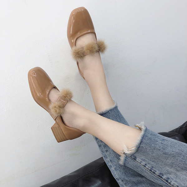 Lakkozott női mokaszinok pehelyekkel, három színben