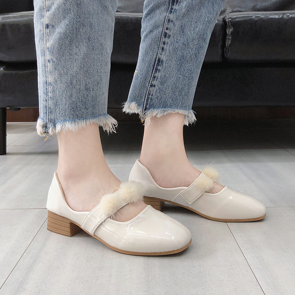 Lakkozott női mokaszinok pehelyekkel, három színben