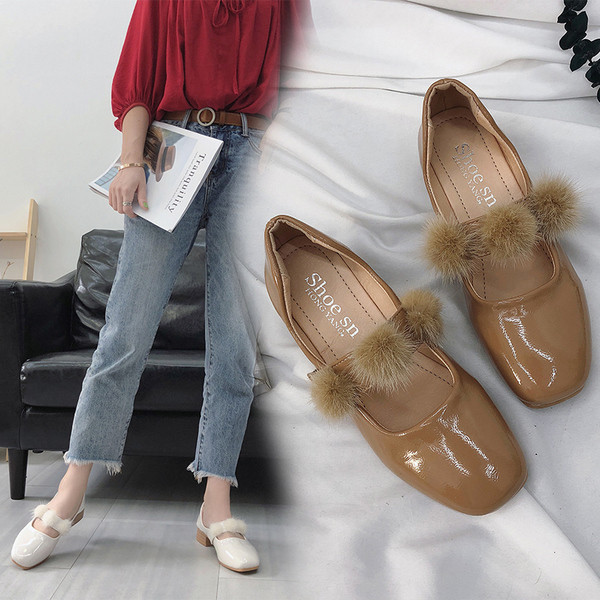 Lakkozott női mokaszinok pehelyekkel, három színben