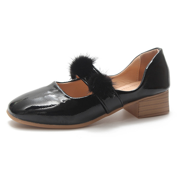 Lakkozott női mokaszinok pehelyekkel, három színben