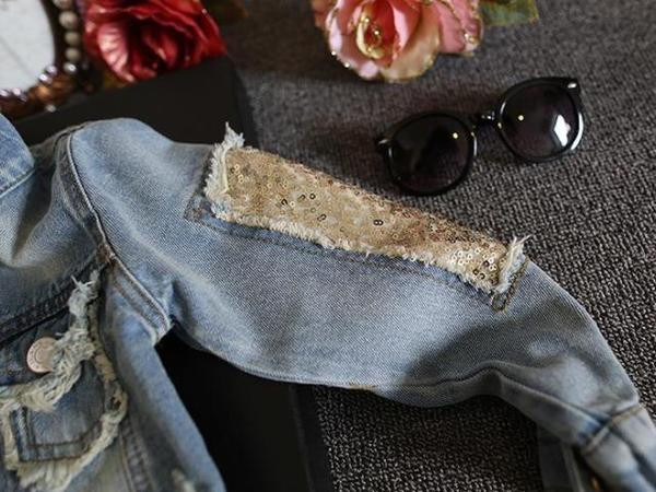 HIT Μοντέρνο μπουφάν για παιδιά denim για κορίτσια με πολύχρωμη εφαρμογή στην πλάτη