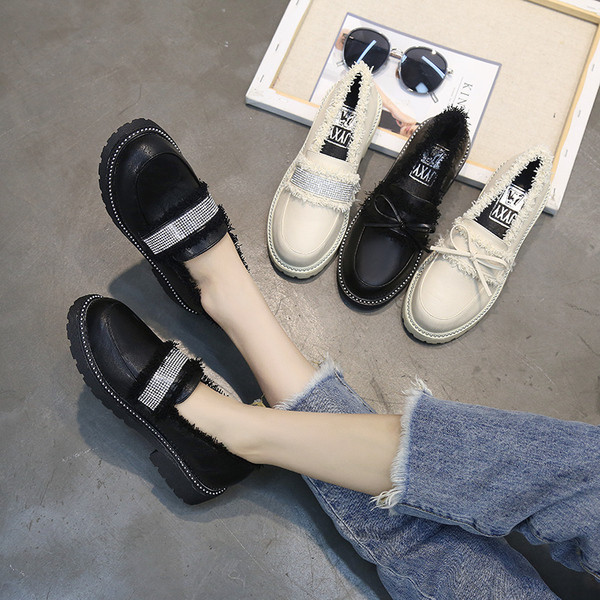 Alkalmi női mokaszinok két modellben