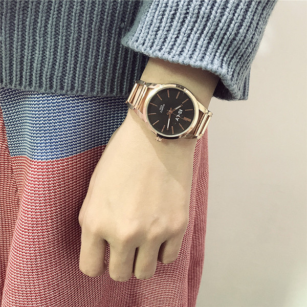 Модерен дамски часовник с метална каишка в два цвята