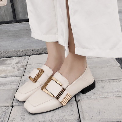 Стилни дамски мокасини в черен и бял цвят с метална катарама