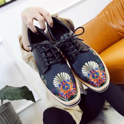 Ежедневни дамски обувки с цветна апликация в черен цвят