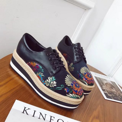 Alkalmi női cipő színes fekete rátéttel