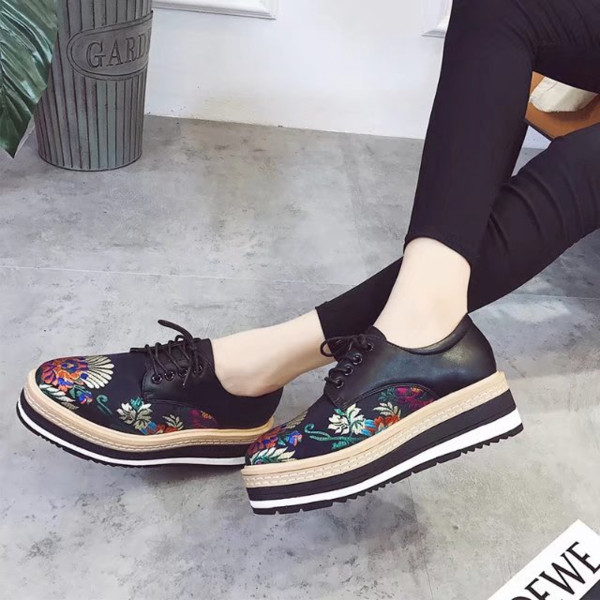 Alkalmi női cipő színes fekete rátéttel