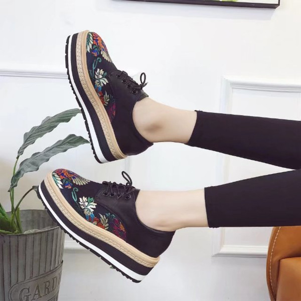 Alkalmi női cipő színes fekete rátéttel