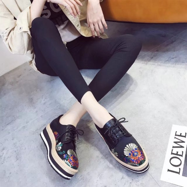 Alkalmi női cipő színes fekete rátéttel