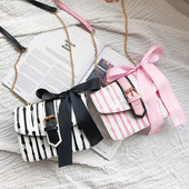 Kis táska szalaggal és fém fogantyúval