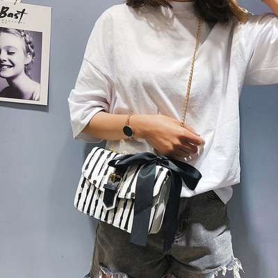 Kis táska szalaggal és fém fogantyúval