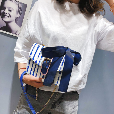 Kis táska szalaggal és fém fogantyúval