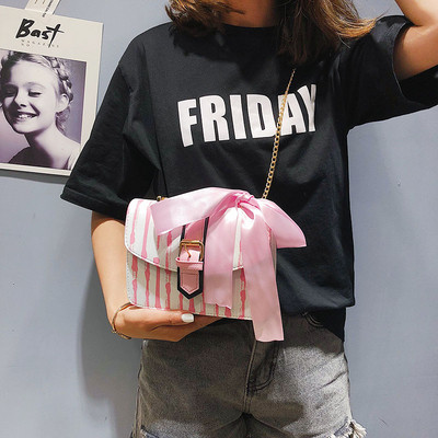 Kis táska szalaggal és fém fogantyúval