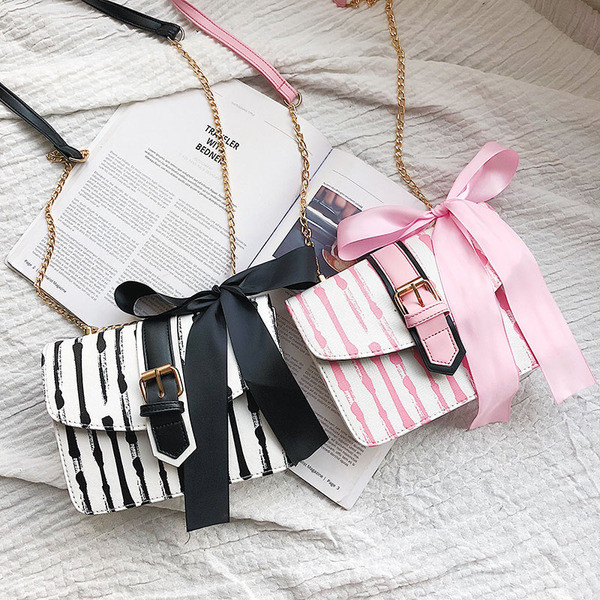 Kis táska szalaggal és fém fogantyúval