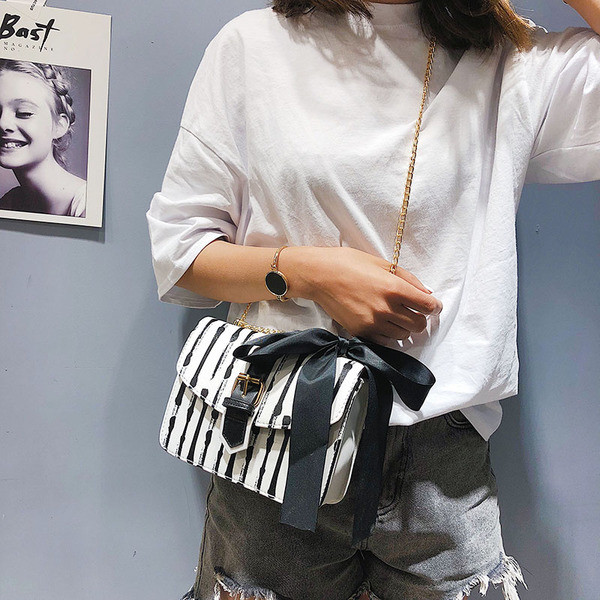 Kis táska szalaggal és fém fogantyúval