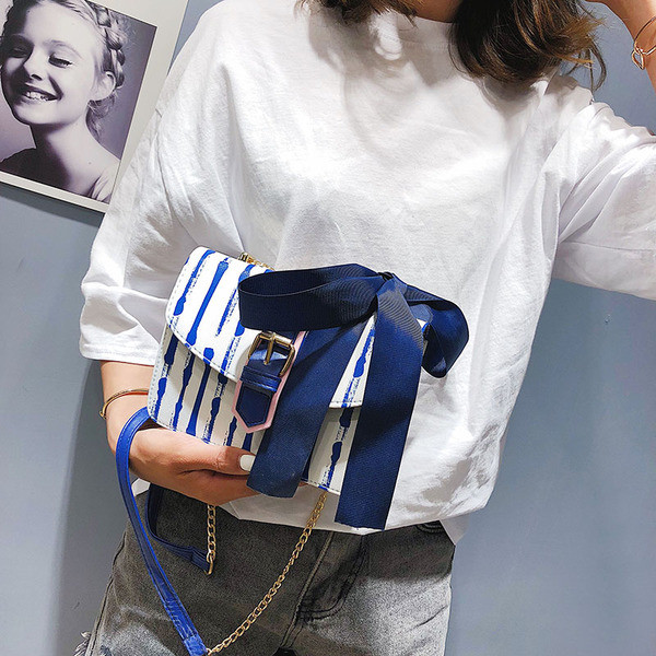 Kis táska szalaggal és fém fogantyúval