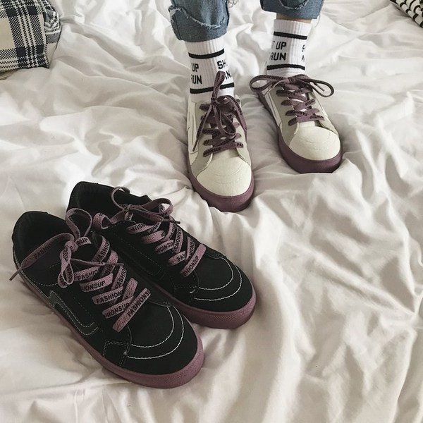 Γυναικεία αθλητικά παπούτσια  σε δύο χρώματα κατάλληλα για τη καθημερινή ζωή