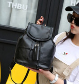 Fém csattal ellátott női hátizsák fekete színben