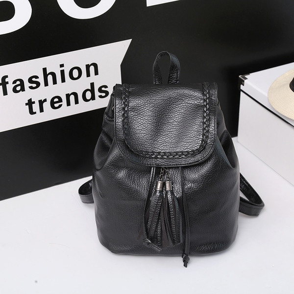 Fém csattal ellátott női hátizsák fekete színben