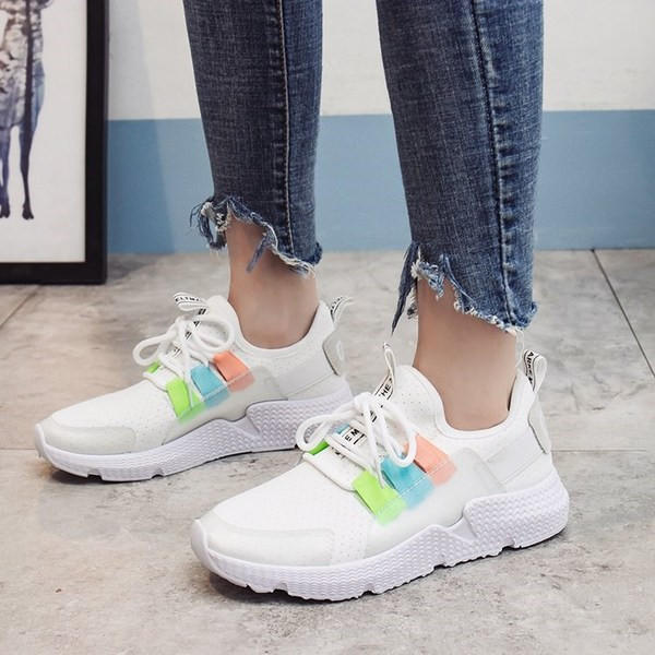 Αθλητικά γυναικεία παπούτσια της  μόδας σε λευκό και μαύρο χρώμα