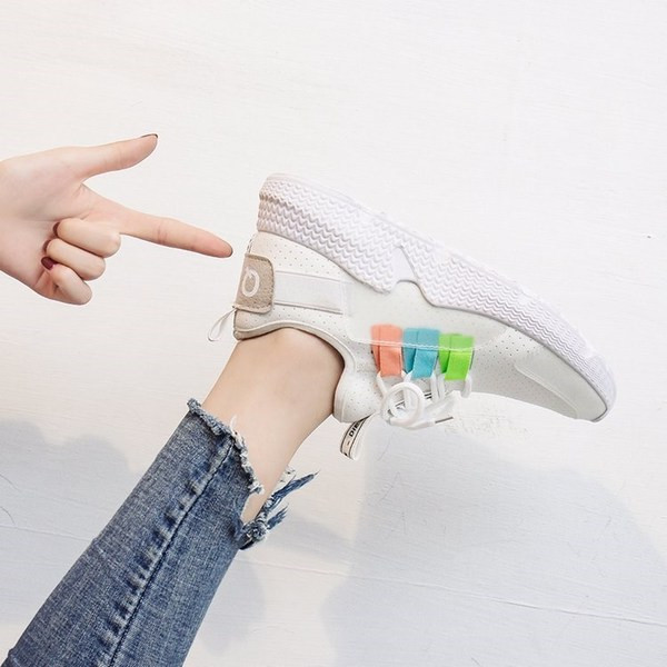 Αθλητικά γυναικεία παπούτσια της  μόδας σε λευκό και μαύρο χρώμα