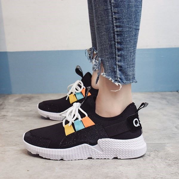 Αθλητικά γυναικεία παπούτσια της  μόδας σε λευκό και μαύρο χρώμα