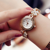 Stílusos női karóra virágmotívumokkal és díszkövekkel