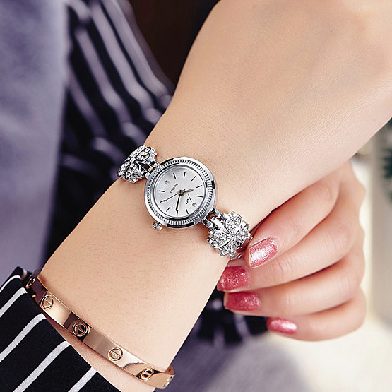 Stílusos női karóra virágmotívumokkal és díszkövekkel