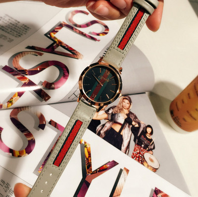 Stílusos női karóra színes gumiszíjjal