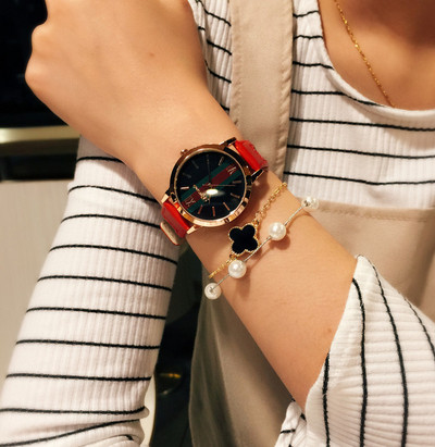 Stílusos női karóra színes gumiszíjjal