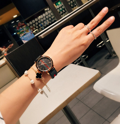 Stílusos női karóra színes gumiszíjjal