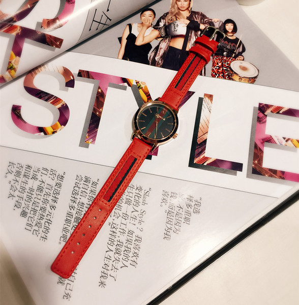 Stílusos női karóra színes gumiszíjjal