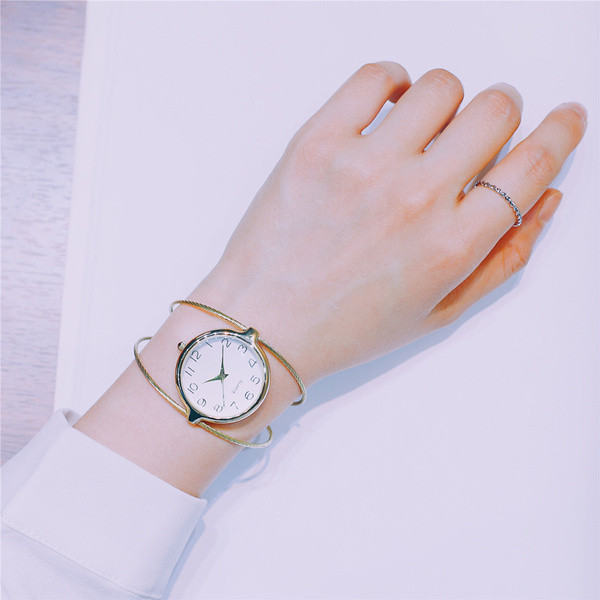 Modern női karóra két színben, mindennapi használatra