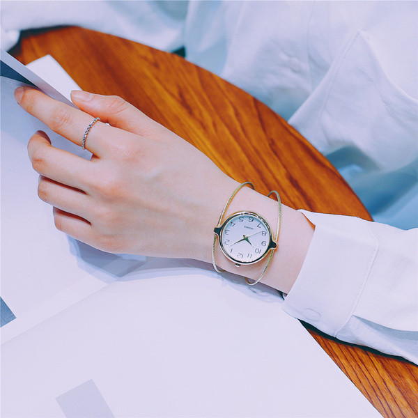 Modern női karóra két színben, mindennapi használatra