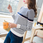 Дамска раирана блуза с О-образно деколте