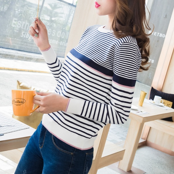 Дамска раирана блуза с О-образно деколте