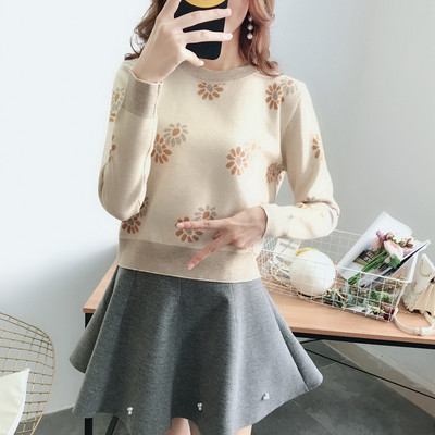 Дамска блуза с О-образно деколте във флорални мотиви