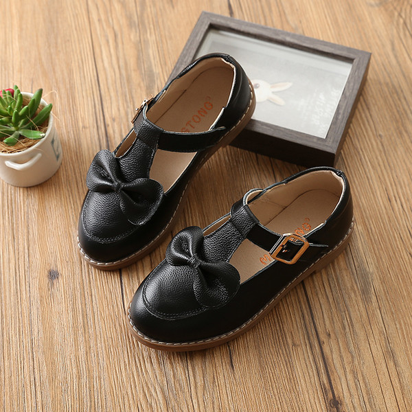 Παιδικά υποδήματα φθινοπώρου σε τρία χρώματα κατάλληλα για τη καθημερινή ζωή