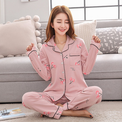 Дамска пижама в светли цветове с щампа